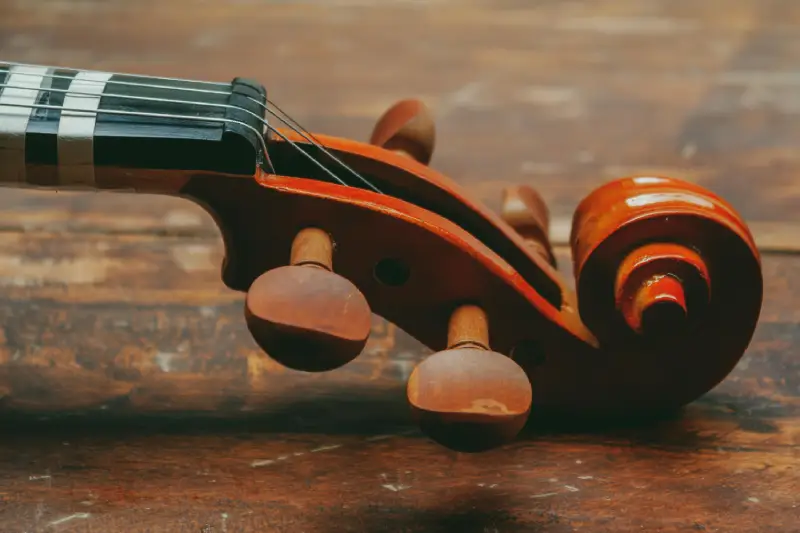 Violín sobre banco de luthier málaga